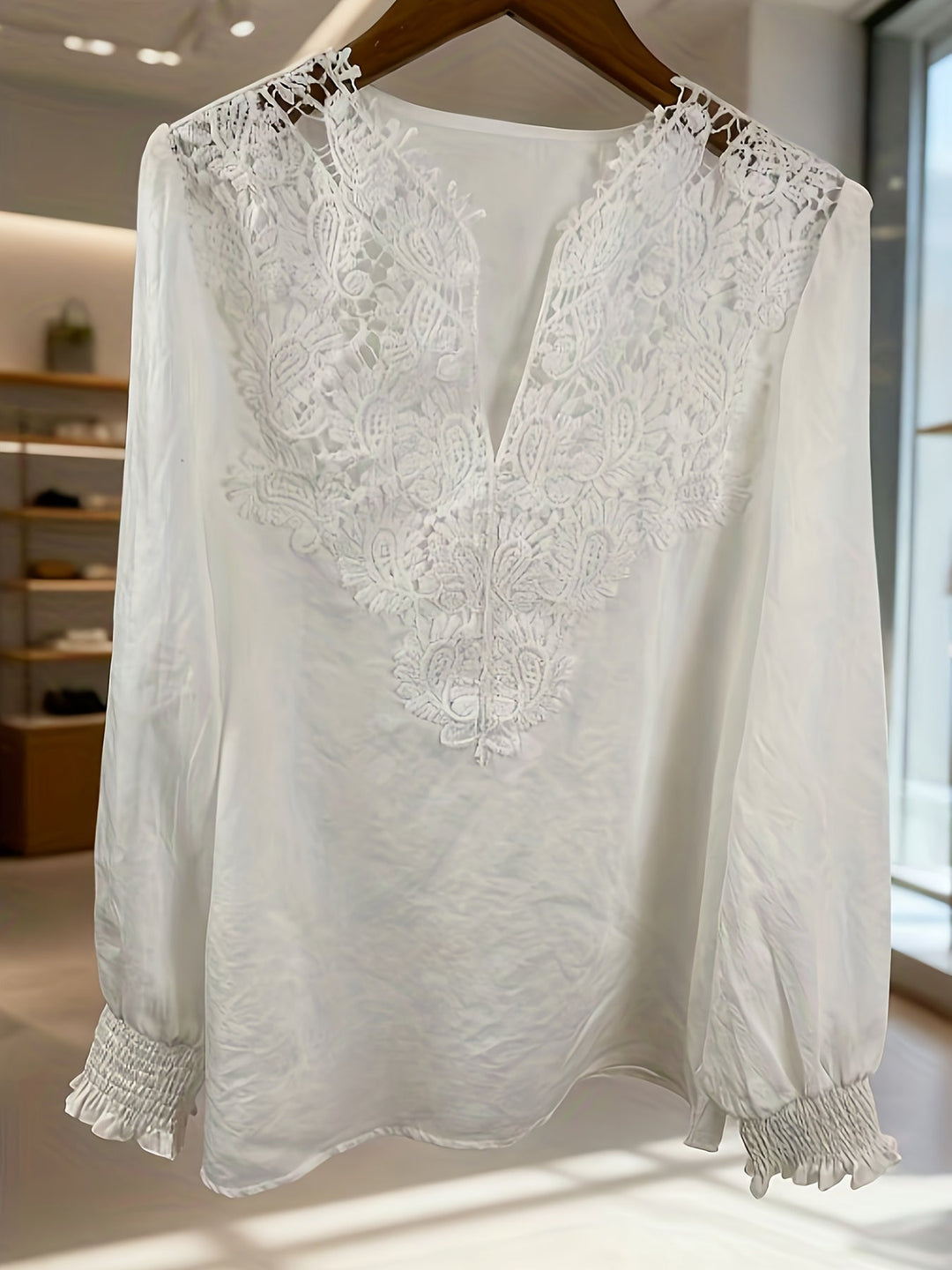 Delia | Broderad V-ringad Blus