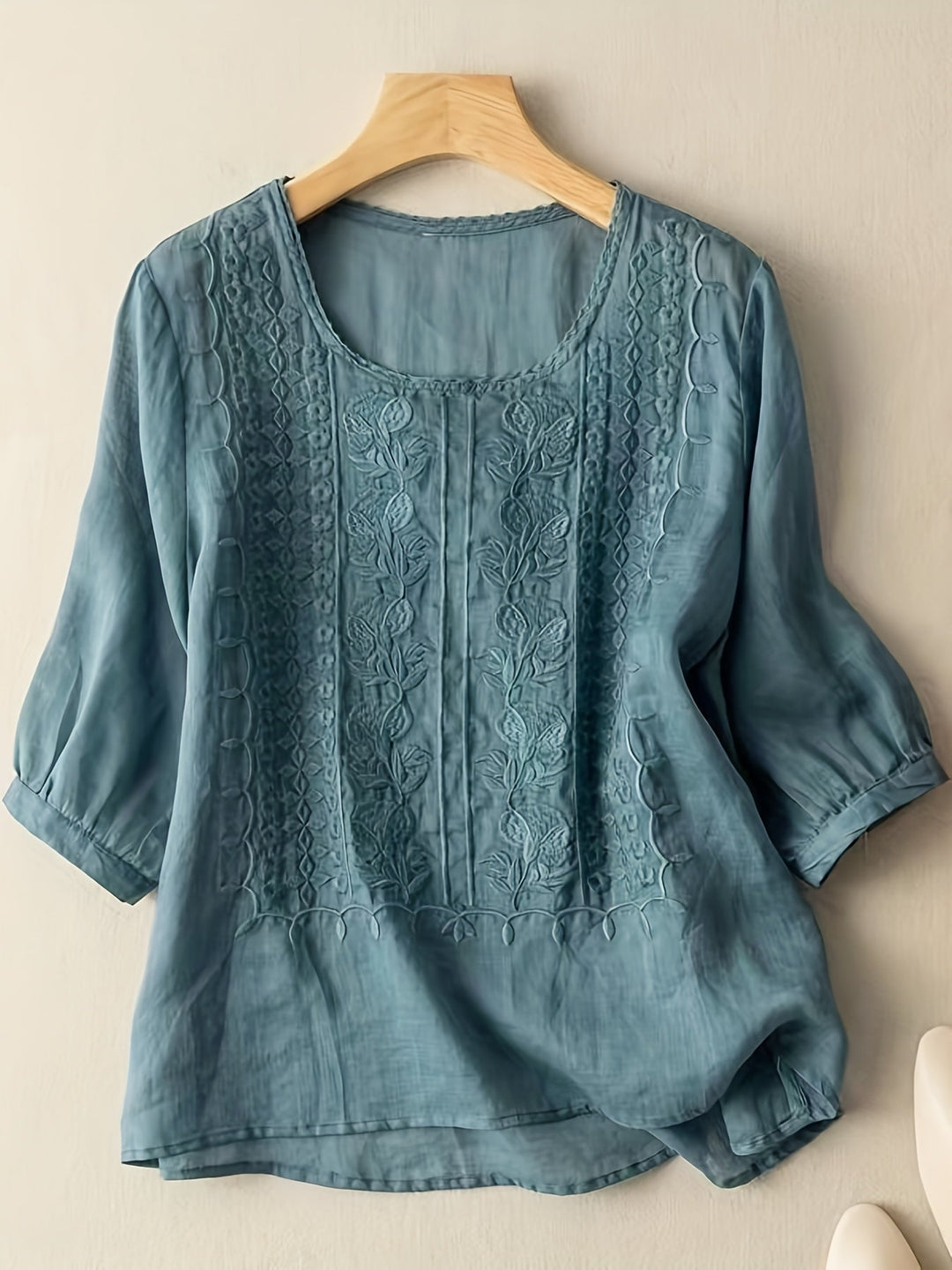Susannah | Broderad Blus med Rundad Halsringning