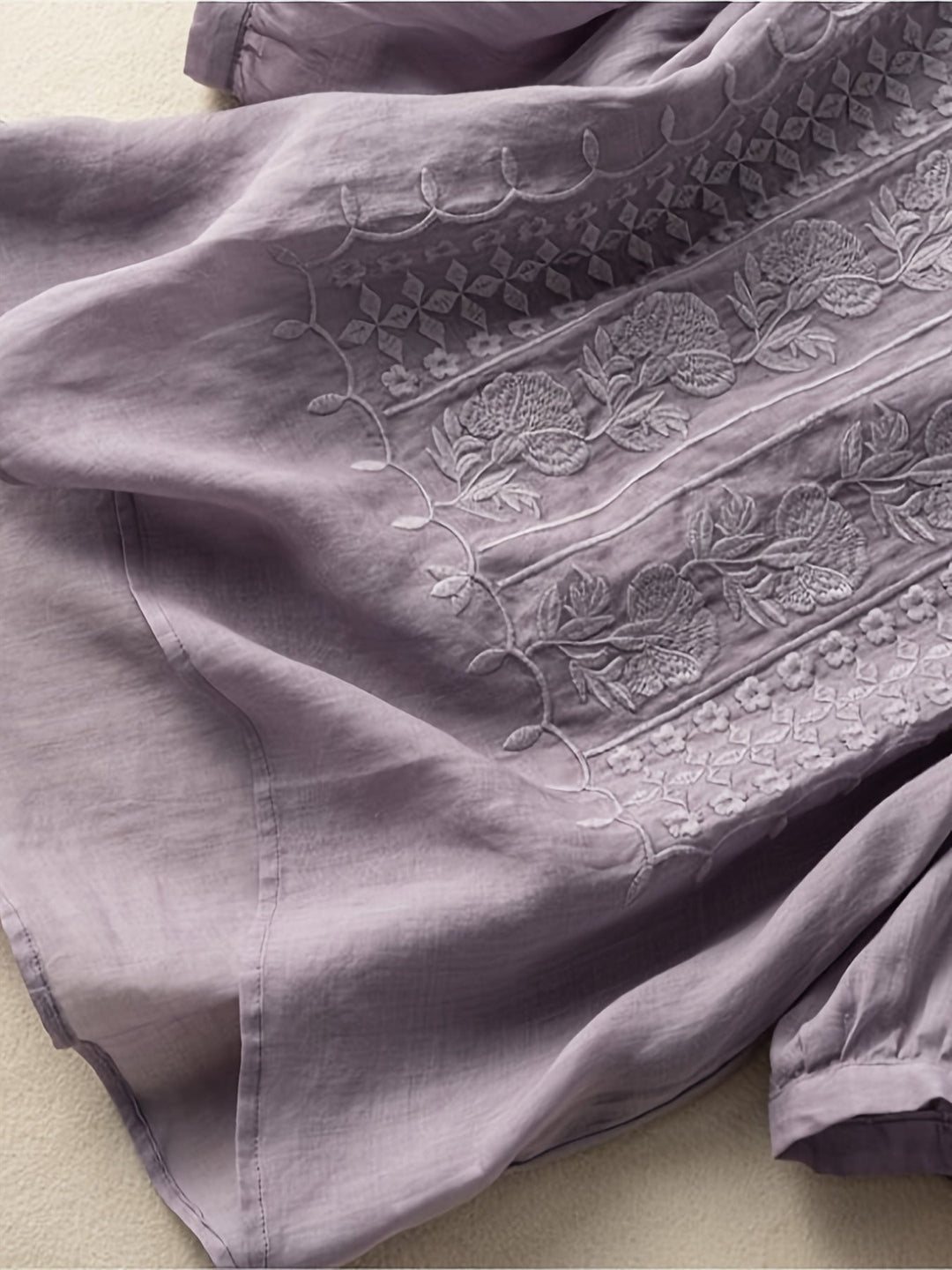 Susannah | Broderad Blus med Rundad Halsringning