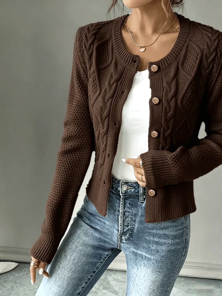 Eleanora | Kabelstickad Knäpp-Front Cardigan