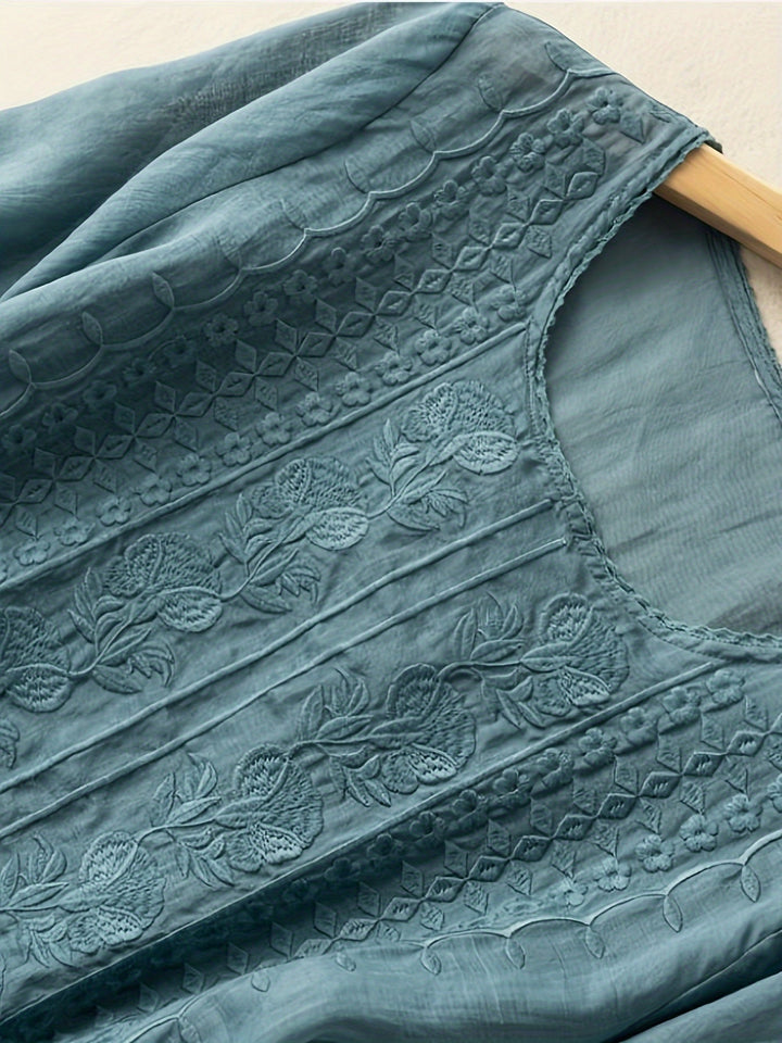 Susannah | Broderad Blus med Rundad Halsringning