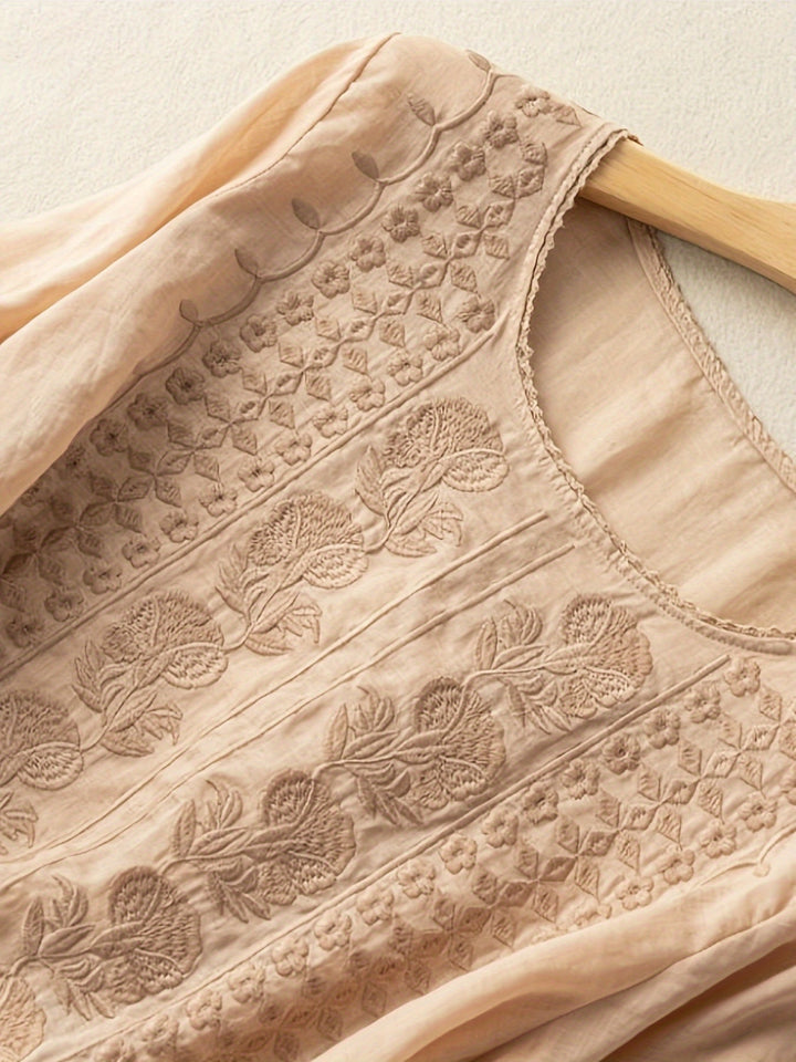 Susannah | Broderad Blus med Rundad Halsringning