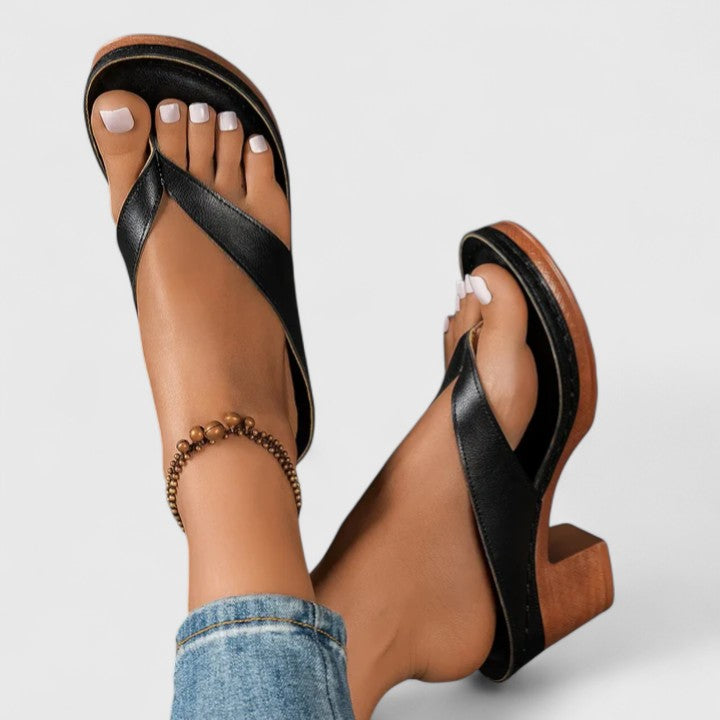 Adrienne | Tidlösa Blockklack Sandaler