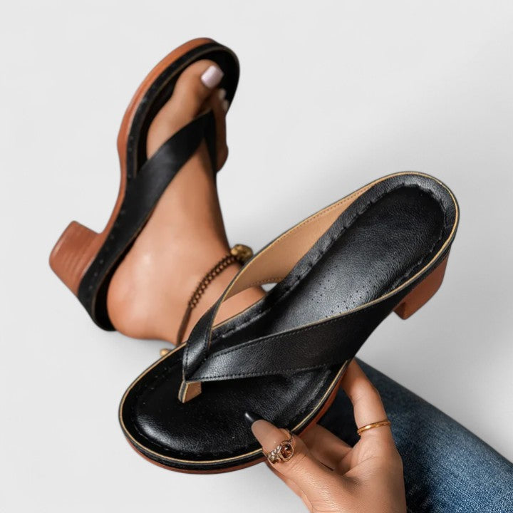 Adrienne | Tidlösa Blockklack Sandaler