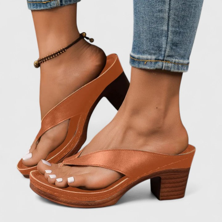 Adrienne | Tidlösa Blockklack Sandaler