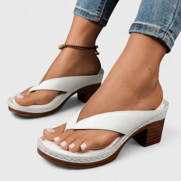 Adrienne | Tidlösa Blockklack Sandaler