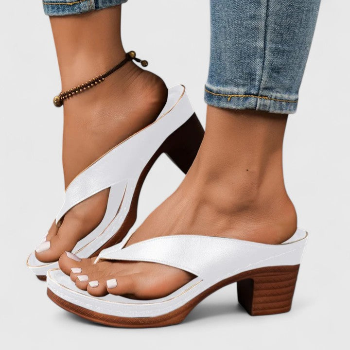 Adrienne | Tidlösa Blockklack Sandaler