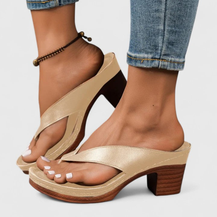 Adrienne | Tidlösa Blockklack Sandaler