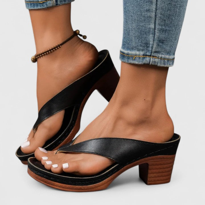 Adrienne | Tidlösa Blockklack Sandaler
