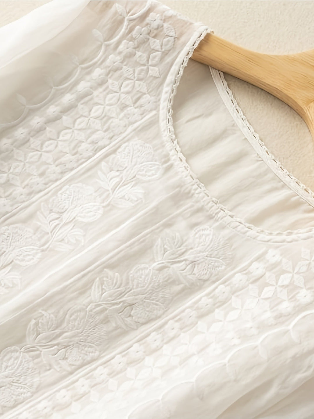 Susannah | Broderad Blus med Rundad Halsringning