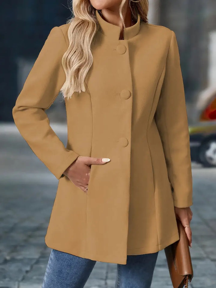 Juliette | Elegant Kappa med Ståkrage och Knappar