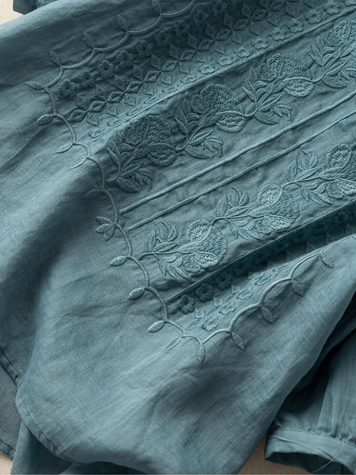 Susannah | Broderad Blus med Rundad Halsringning