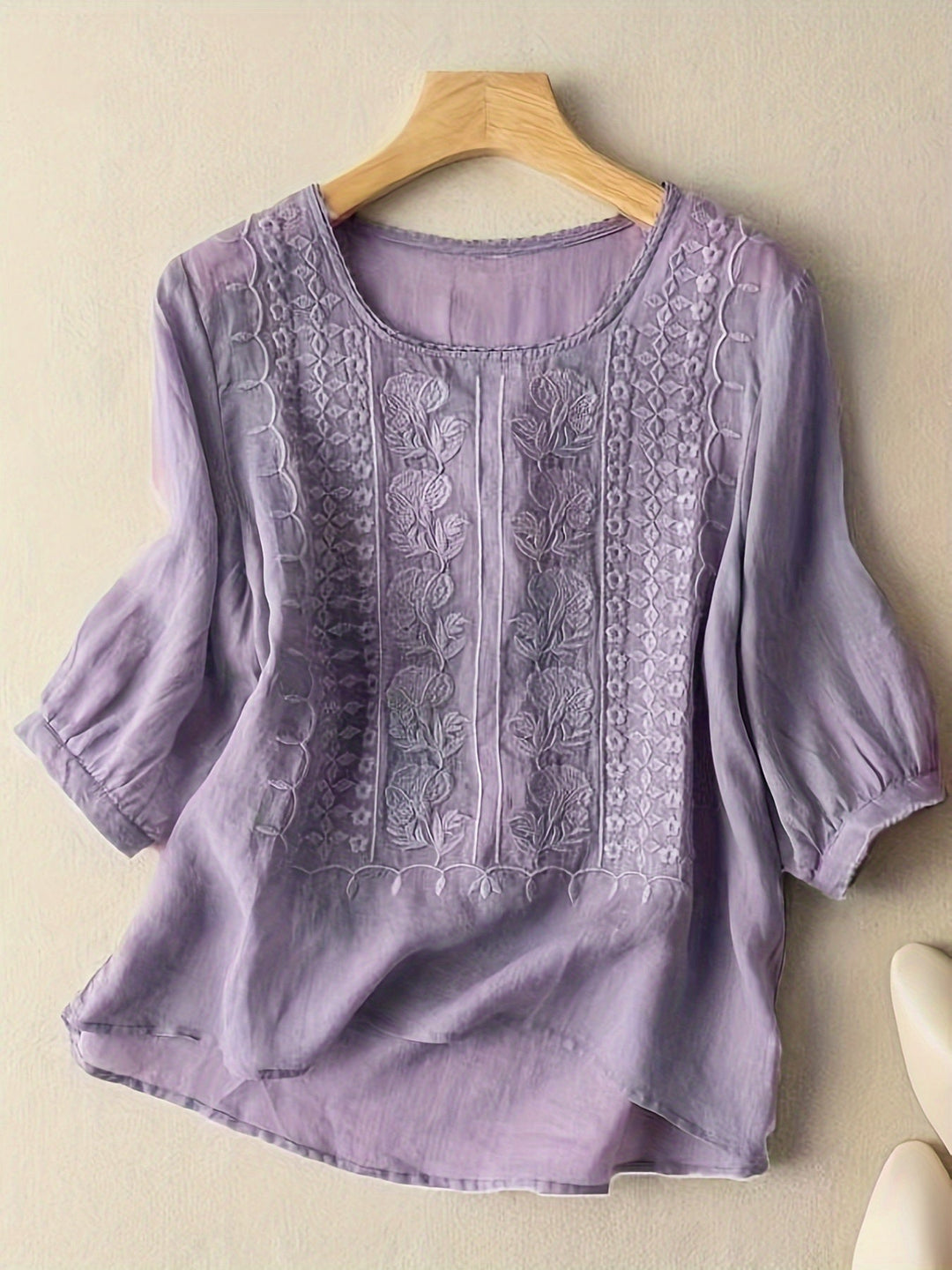 Susannah | Broderad Blus med Rundad Halsringning
