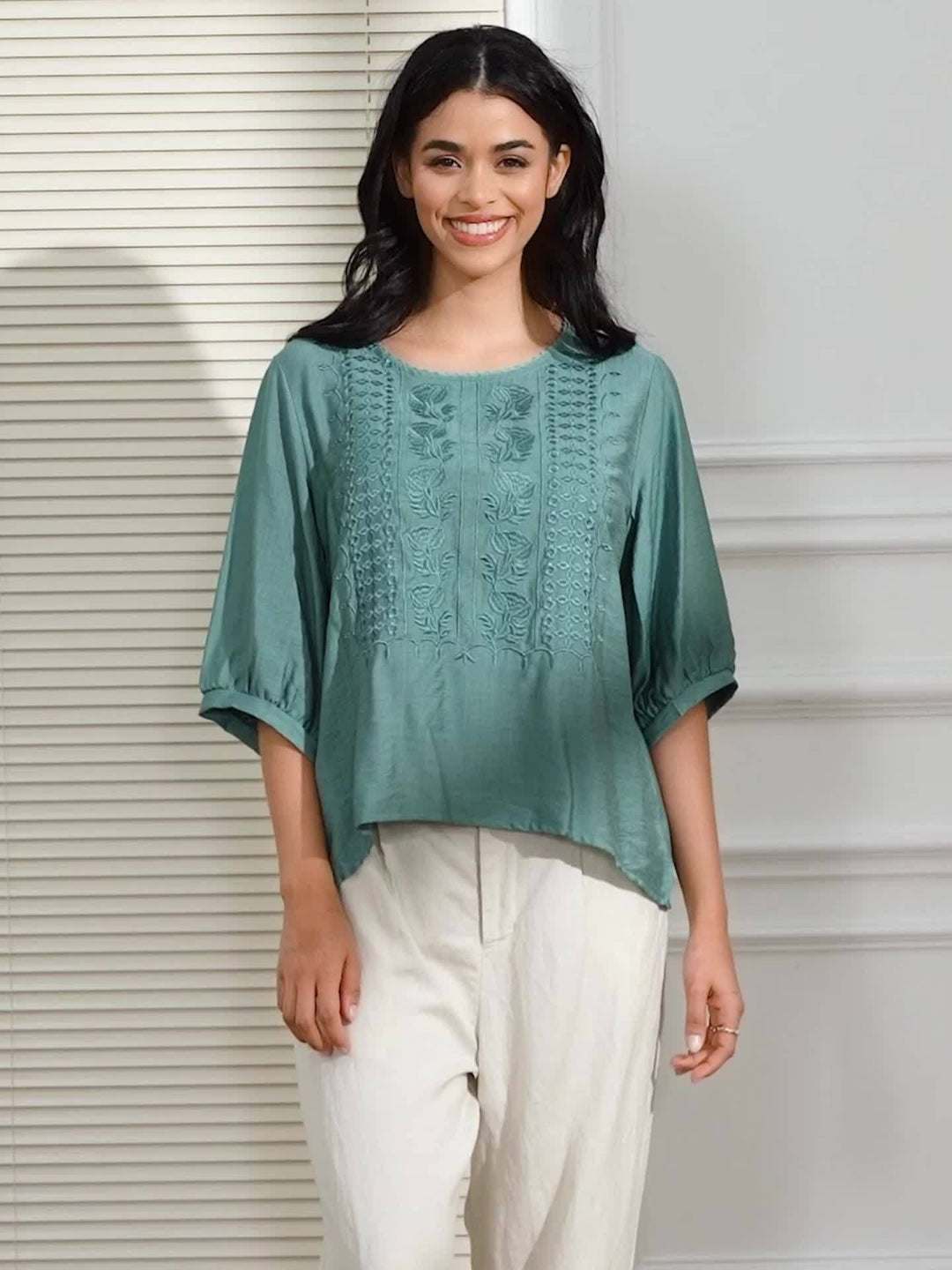 Susannah | Broderad Blus med Rundad Halsringning