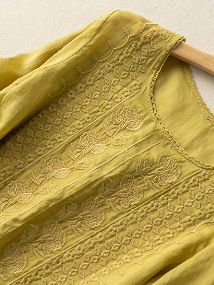 Susannah | Broderad Blus med Rundad Halsringning