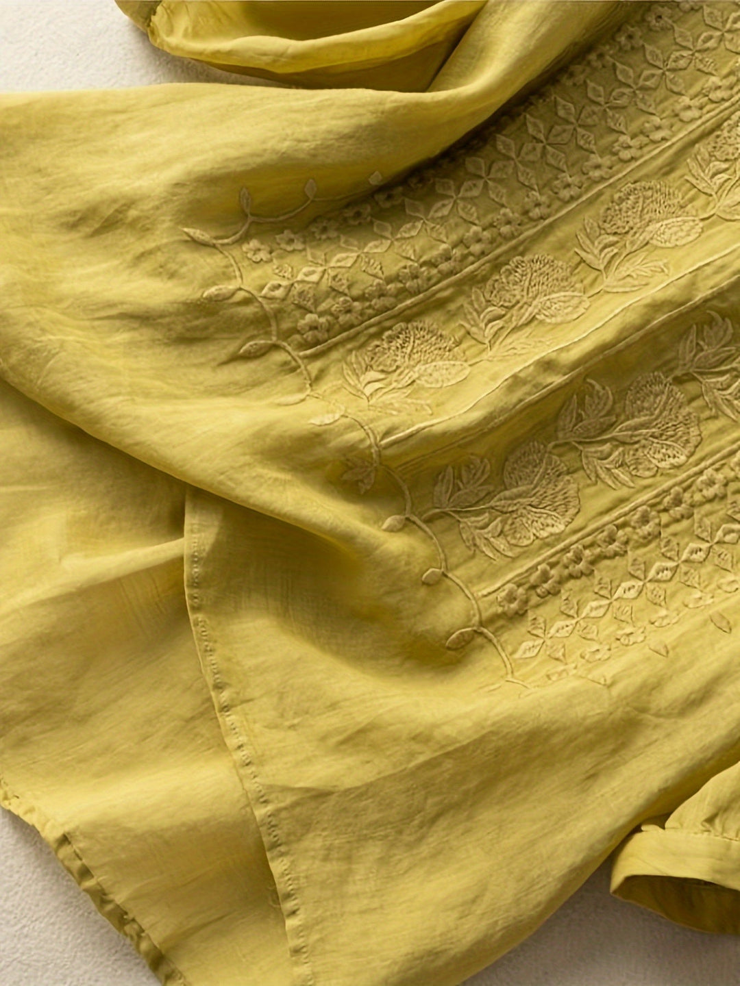 Susannah | Broderad Blus med Rundad Halsringning