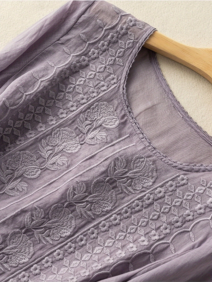 Susannah | Broderad Blus med Rundad Halsringning