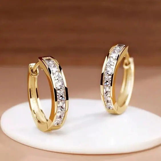 Yvonne | Elegant Guld- och Kristallrunda Örhängen
